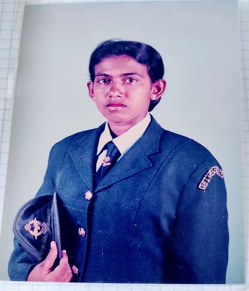 Anjala en uniforme de l'école polytechnique du Sri Lanka, avant son parcours d'exil, avec éjà des compétences