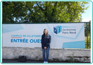 Sarah devant l'accueil de son université à Paris : un accomplissement pour la valorisation de ses compétences