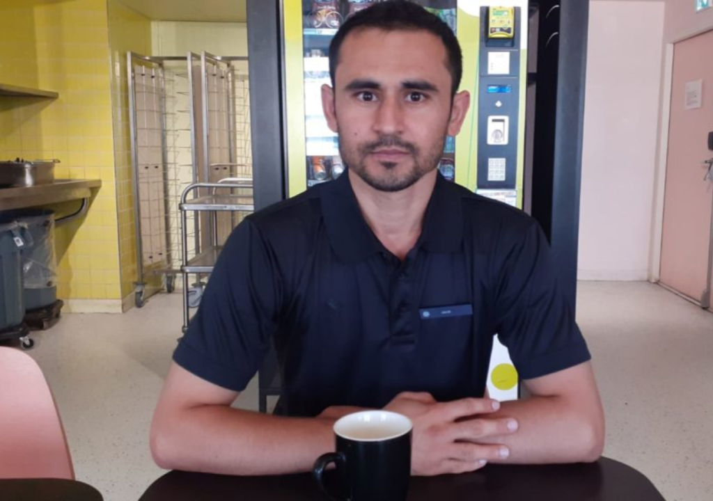 Jacob, migrant Afghan passé par différents pays dans son parcours, aujourd'hui en tenue de travail à l'hôtel Pullman